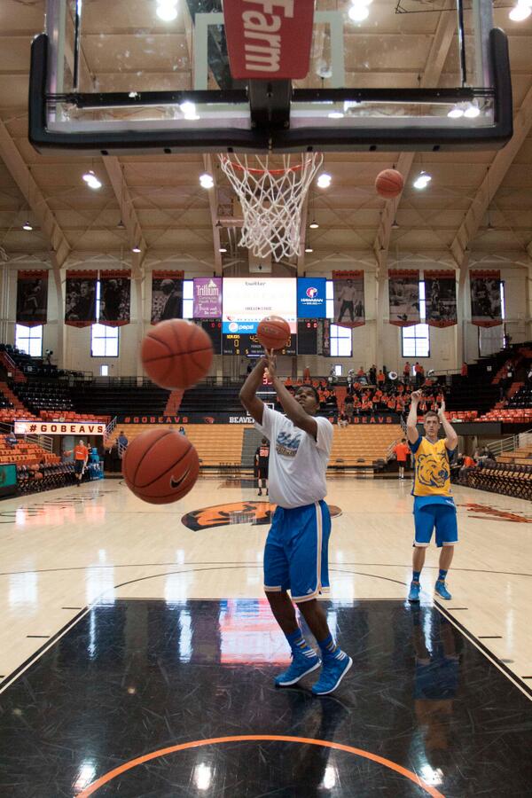 Aatmore22's tweet photo. Big men warming up before #UCLA vs #OSU men's bball. Follow @AndrewRErickson for updates and witty commentary http://t.co/oJ3BtytUl6