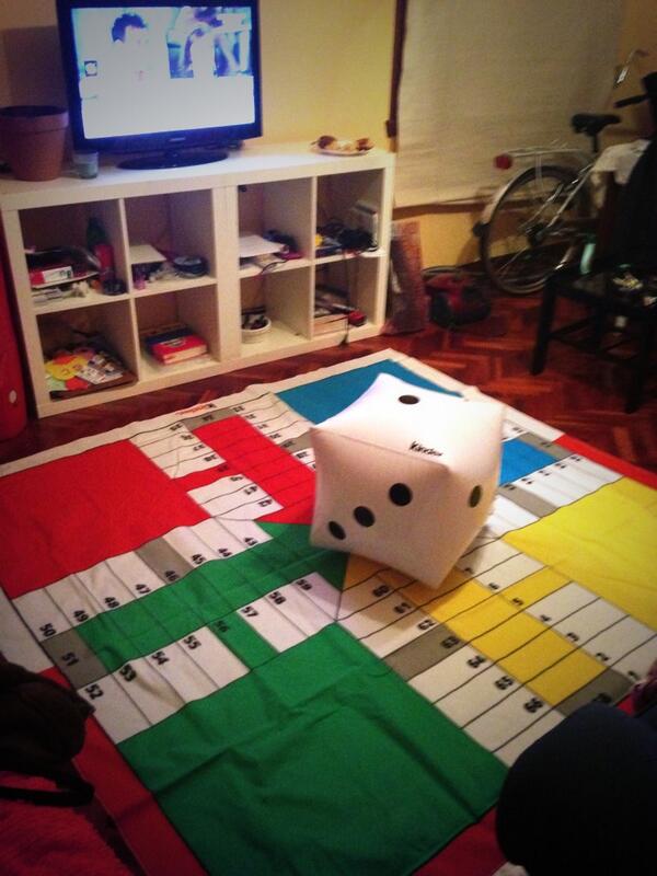 Sara_luski's tweet photo. Nueva adquisición para el pisiño @SabelaCornes @Belu_255 #ParchísGigante http://t.co/VBKR5sz7qK