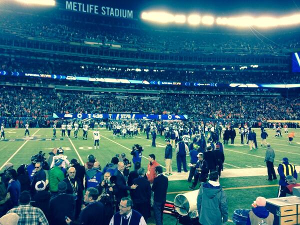 jakepisani16's tweet photo. Basically on the field! #SuperBowlXLVIII #CrazyHere http://t.co/vfmwcLYxeC