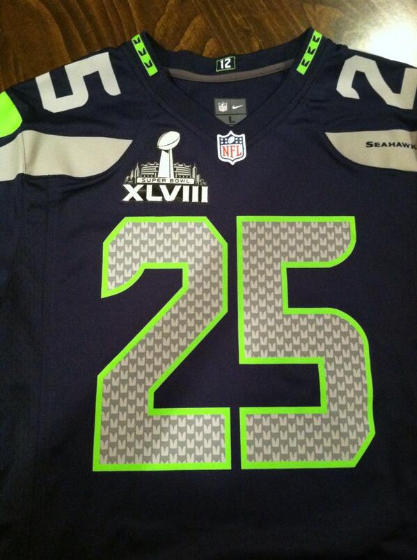 10 minutes until kickoff, got my game day gear #GoHawks