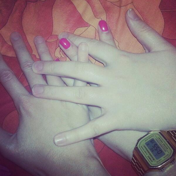 CrisOliva7's tweet photo. Cuatro camas vacías pero no podíamos dormir separadas la última noche #ellas #amor #hermanas http://t.co/5H8vSIYdke
