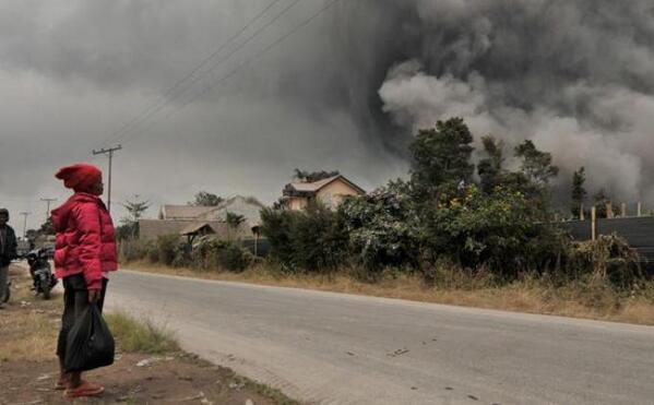Pagi ini, #Sinabung Kembali Lontarkan Awas Panas bit.ly/1n6Gg6z via <a href="/tribunmedan/">Tribun Medan</a>
