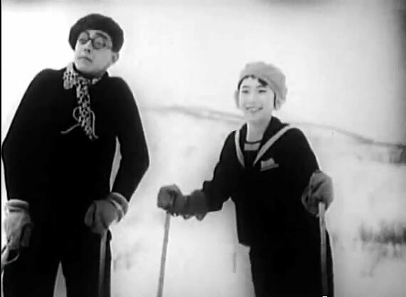 تويتر 江津匡士 على تويتر 昭和初期のスキーファッション セーラー服でスキー ニットに スカーフ ベレーにサングラスの男子もいけてます 小津安二郎監督 学生ロマンス 若き日 1929 Http T Co Odeytbi3mt