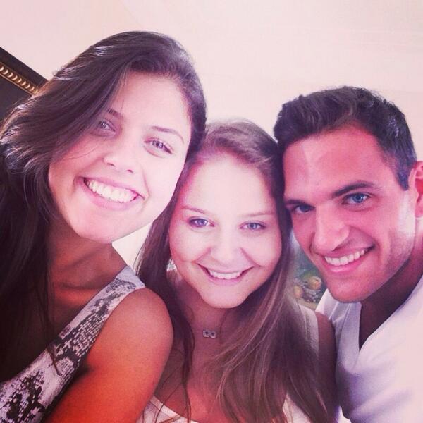 karinamoutran's tweet photo. Familia e tudo http://t.co/QVQbxz5YWu