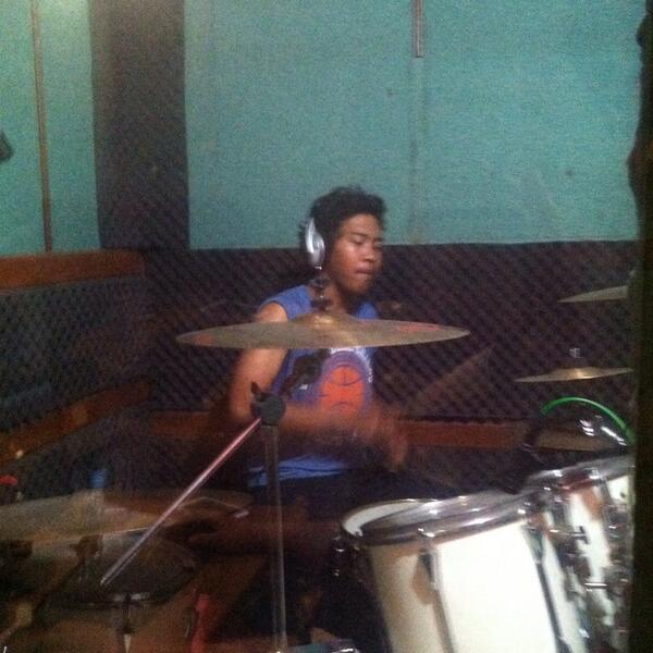 Awas yudhis lagi take drum