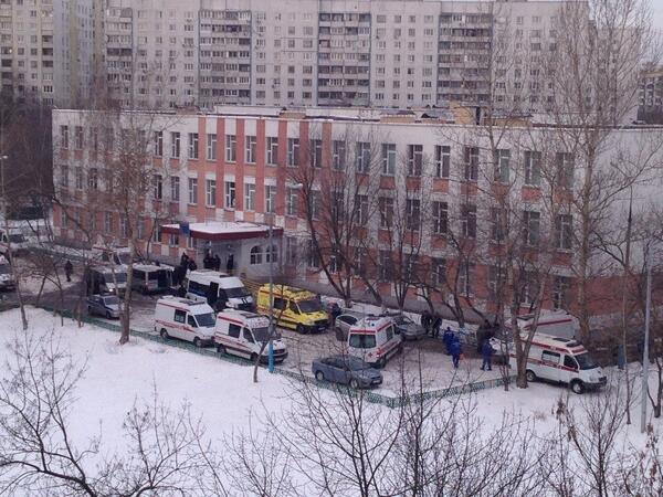 you_reporter's tweet photo. Старшеклассник захватил школу в Москве, убил учителя и полицейского. Фото очевидцев: http://t.co/ovx8CCidj4 http://t.co/yWKhWsyFDb