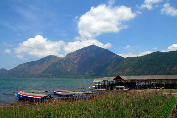 Rasakan harmonisnya alam dengan masyarakat di Desa Kedisan yang terletak di kaki gunung Batur, Bali!