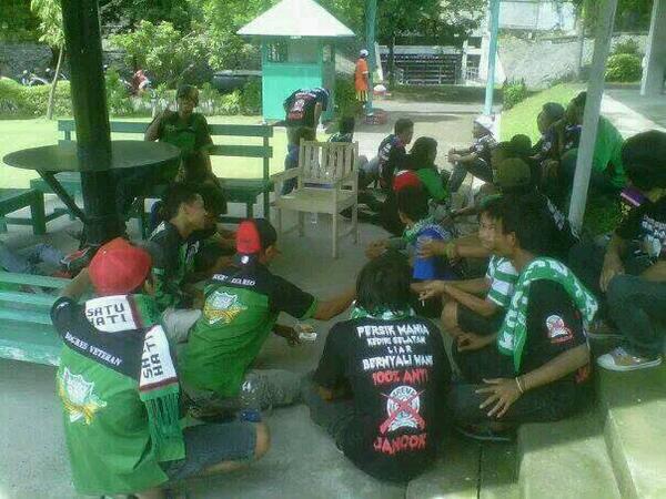 Bonek_Gresik's tweet photo. Bonek Gresik #BOGRES jamu Persikmania di Stadion Petrokimia Gresik sore ini (Senin 3 Februari 2014) via @Terong_1927 http://t.co/fUv7IdhVyP