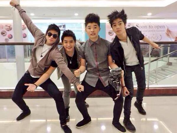 erisaragoza's tweet photo. Wooooooaahhh! 😁 With @OhhJOSHko @ImIsaiahIvan @MarkOblea Astig pare! Blurred lang pare! -.- Haha! #Goodnight #Tropa http://t.co/sYSownDcW3