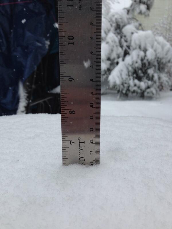TommyGallagher_'s tweet image. #SnowTotal 6+ and still 3 hours to go.  Fuck Mother Nature and weather people sayin 3-5