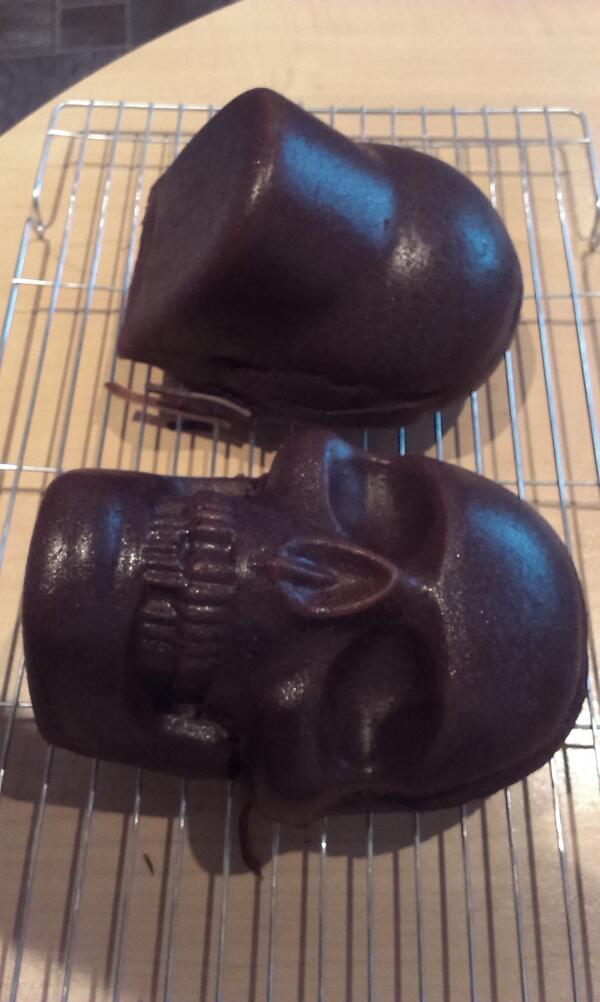 AudioMikeUk's tweet image. Time to decorate this #badass #cake