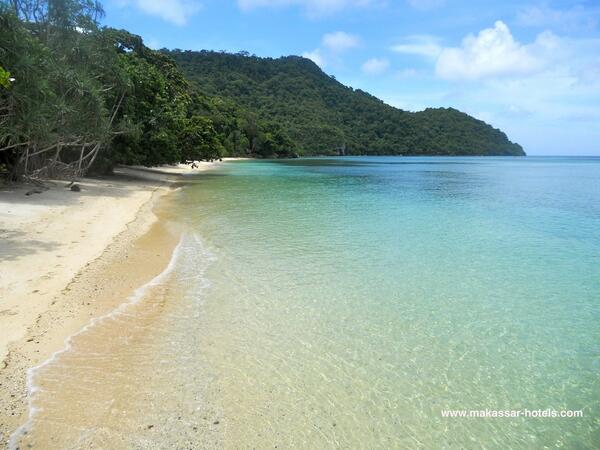 Untuk Anda yang hobi diving, Bonetapalang harus jadi list utama Anda di 2014 ini. :)