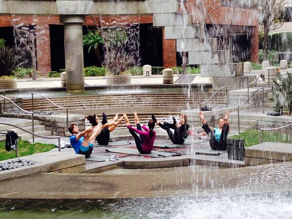 O_Pilates's tweet photo. Beautiful pliates works out outside of Basi Pilates Head quarter in CA. 미국 바시 필라테스 본사 앞 광장에서 야외 필라테스 수업. 보기보다 추운 날씨 http://t.co/J4H86BCqIu