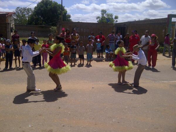 Blackstrees's tweet photo. X la vida y la paz un dia con la comunidad IMDRESIR http://t.co/JOuagnWDb4