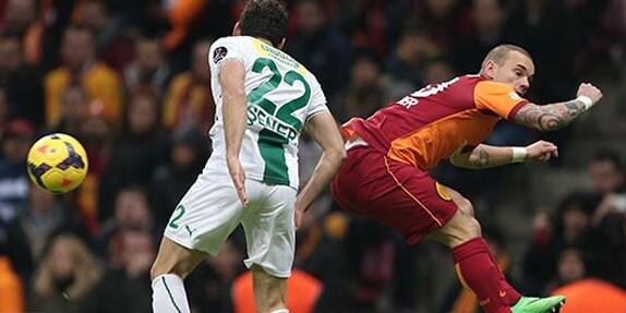 TurcoFoot's tweet photo. La passe des fesses de Sneijder http://t.co/1CIFRTyAdN http://t.co/xcsee7YNjo