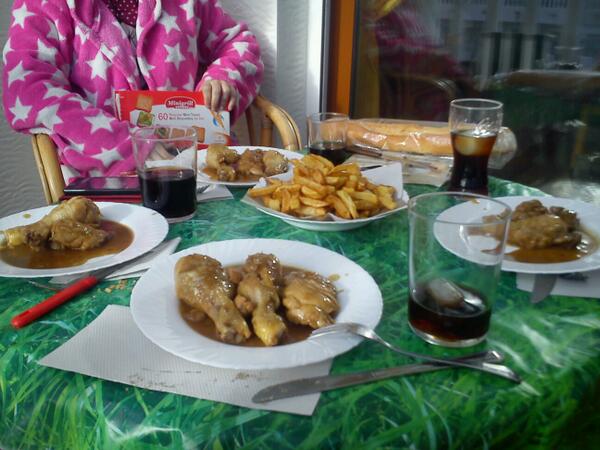 morapien's tweet photo. Pollo a la coca cola con @ainhoaMV , y mis primas rosi y jessi. A ver a que sabe!! http://t.co/0XaRBbZpOx