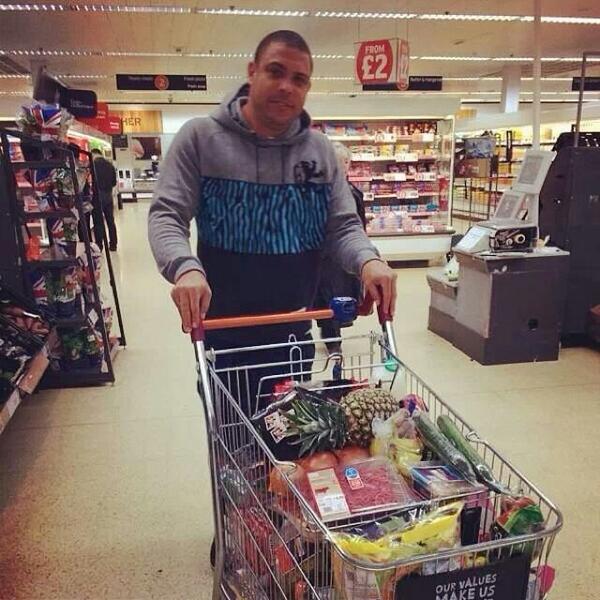 maravirrasta507's tweet photo. El Fren @Jonathanf_09 en un día normal y de repente #boom el mismo Ronaldo retirado del real Madrid #izzz http://t.co/ymAMiAd29T