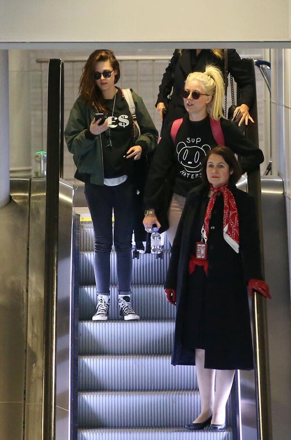 StewbiesChanel's tweet image. KRISTEN RECIBIENDO UN MENSAJE DE ROBERTUS