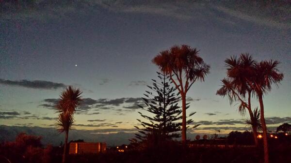 Takalad's tweet photo. Morning Sky at Mairangi Bay. http://t.co/dm9pgkVOUl