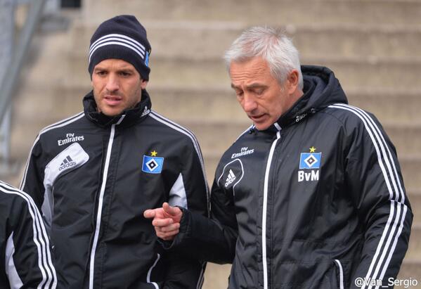 Van_Sergio's tweet photo. Van der Vaart and van Marwijk during the training session. @HSVsphera @TeamRVDV @Teamvdvaart http://t.co/fHeHlvl02S