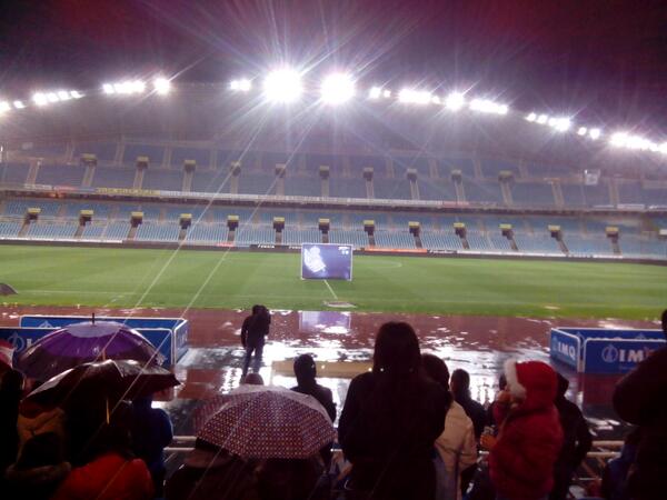 Gasca_7's tweet photo. 1 hora de retraso para la presentación de Sergio canales @RealSociedad http://t.co/ciMoiE0byB