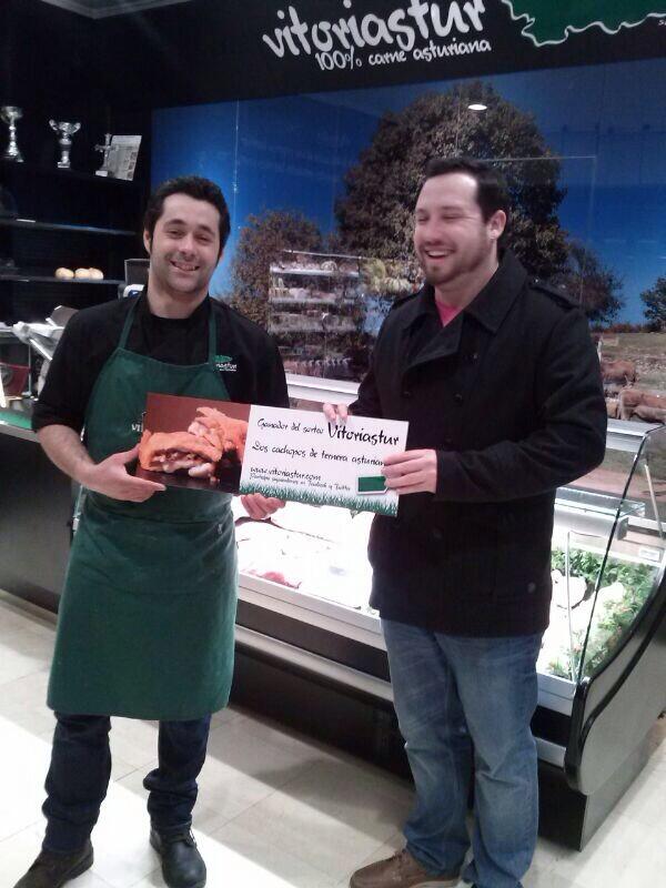 vitoriastur's tweet photo. El ganador del 1er concurso @vitoriastur , @rgarciaga88 ya ha pasado a por sus cachopos. Quieres ser el siguiente? http://t.co/TAg7kogTkZ