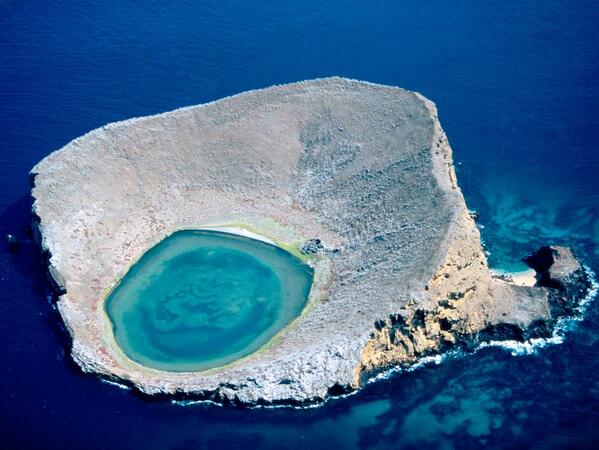 EarthsPic's tweet photo. Blue Lagoon Galapagos Islands in Ecuador http://t.co/4pTULDlDwM