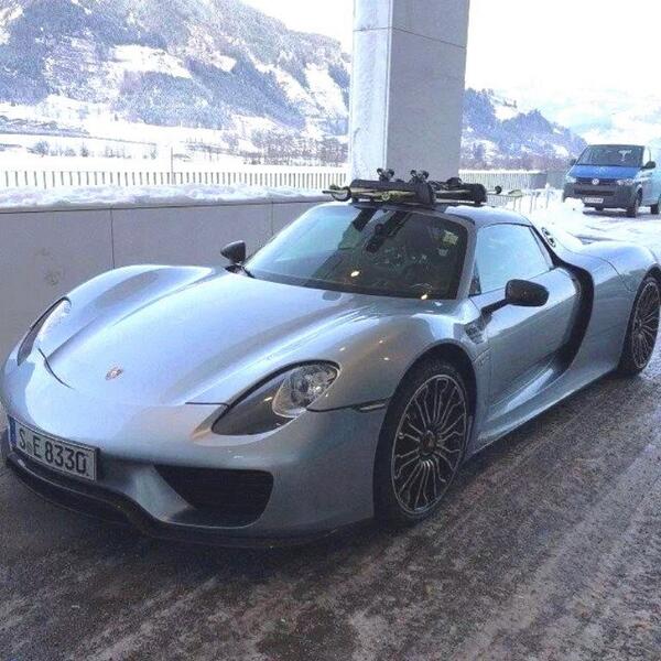 RSMagPorsche's tweet photo. Après tout, c'est une 4 roues motrices la #Porsche 918 Spyder ! #Porsche918 #Spyder #Ski #Neige #Sport http://t.co/EPBN21RkSQ