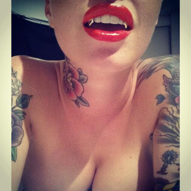 Got my top set of gold fangs yesterday, getting resized for my bottom 6 with fangs. Expensive bj's. http://t