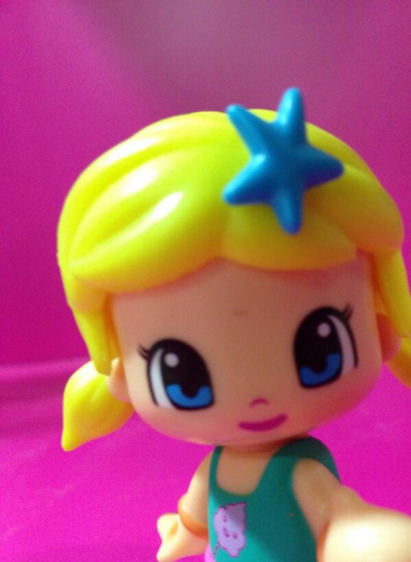 Pinylawrence's tweet photo. Los Pinypon no íbamos a ser menos!! #selfie #Pinypon http://t.co/DyQbklYKh0