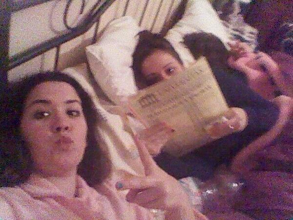 mariaalfonseca's tweet photo. por fuerza en mi cama @fatirp07 y @estefiirv con colchon y sumier incluido.... y todo esto pq hay gas en el pasillo.. http://t.co/KkQwZBbBgy