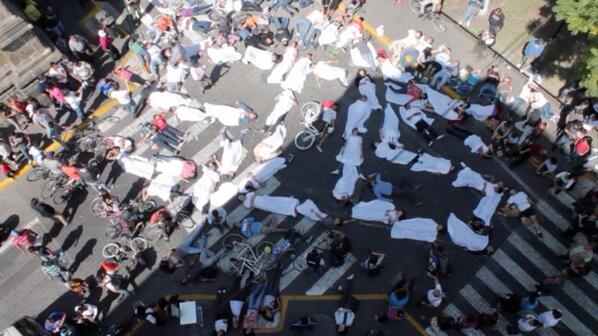 Movimiento_s's tweet photo. Ciudadanos dicen #PideLaParada basta de muertes @SalvadorCaro @EnriqueAlfaroR @HugoLunaV @ClementeCH @enriqueibarrap http://t.co/oCgNEnwHv3