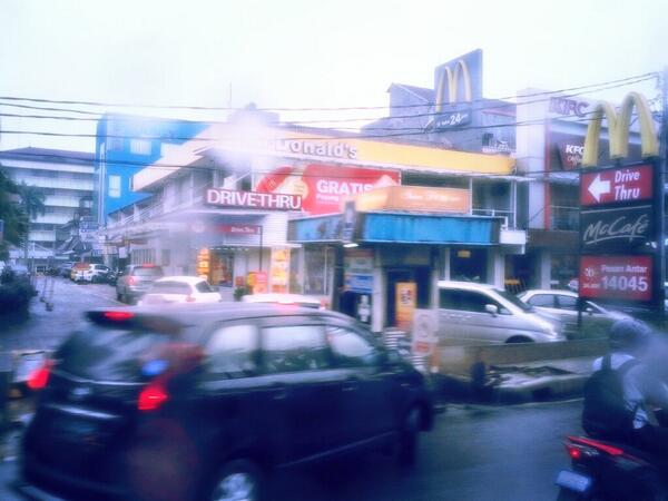 devikh's tweet photo. Lafaarrrr... #menujuRAKER #karenalewattolkebonjerukitubiasa http://t.co/VcsbkTOhwq