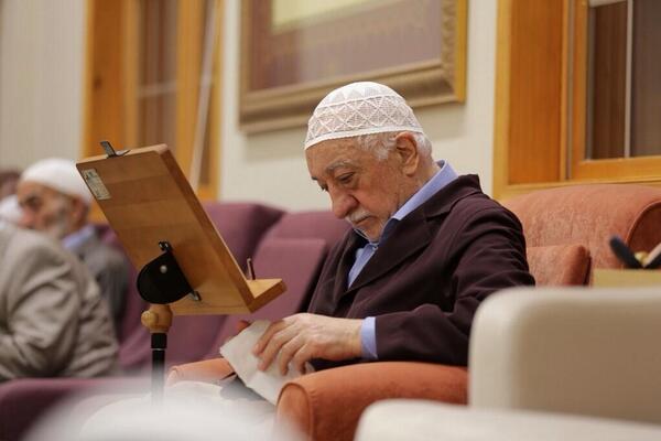 Samanyolu TV'de Fethullah Gülen Hocaefendi belgeseli devam ediyor. #NefretSuçuİşleniyor
