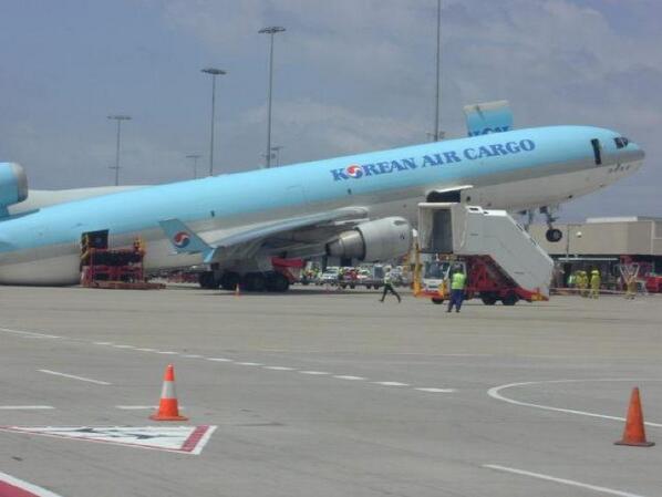 MD11_Fanpage's tweet photo. Someone forgot to tell Korea Air to Tether there MD-11 before loading!! http://t.co/P7SRBE5oo3