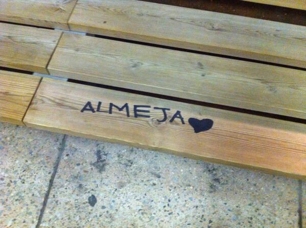 caarmenfu's tweet photo. "@BlankiKoKi: "@pachekman: Poetas callejeros. http://t.co/wwgDcKph24" @caarmenfu" jajaja ;)