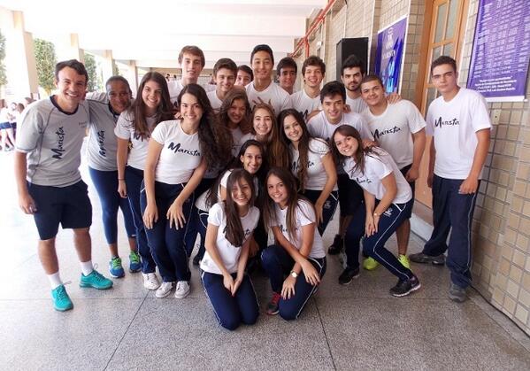 GabrielleTR's tweet photo. Primeiro dia de aula!! (e cabelo esvoaçando pro lado errado) http://t.co/M4aZOGORJQ