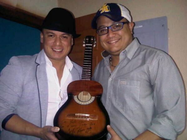 kmujica's tweet photo. Con el maestro @jorgepolanco4 firmando mi #cuatro gracias profesor http://t.co/qQdKHTZAej