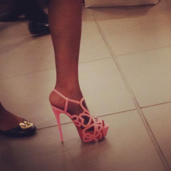 Loraa_kay's tweet photo. #shoes #shoes 😊 http://t.co/7GAwzJ5ifO