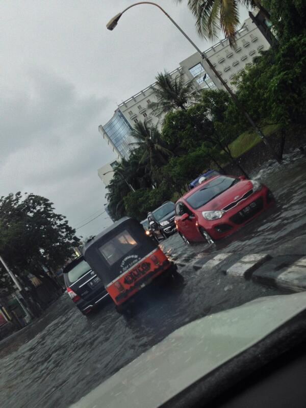 06:48 #Banjir di Jl. Industri Gunung Sahari Jakpus.  <a href="/meinachen/">Meina Chen</a>