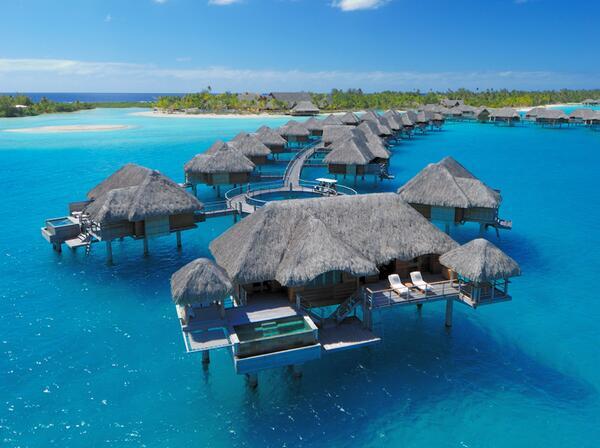 _Paisajes_'s tweet image. Hotel Seasons Resort Bora Bora. Está en la costa de Polinesia. Casetas rodeadas de agua. 1.150 € la noche.