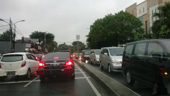 DedyRusdiarta23's tweet photo. @lewatmana macet parah dua arah menuju fly over antasari. http://t.co/93hd2cOWho