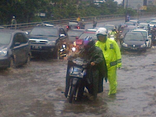 07:32 Imbas  Banjir ± 25 CM di Jl Satrio Casablanca dpn apartemen pengendara motor banyak yang  mogok