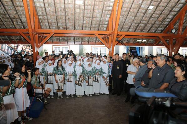 IstanaRakyat's tweet photo. Menyambut kedatangan Presiden @SBYudhoyono, lagu "Mentari Bersinar" dinyanyikan oleh Paduan Suara SMPN 1 Kuningan http://t.co/BUiLB6Gpro