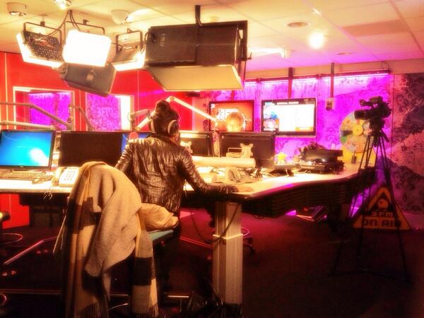 the_WhyGirl's tweet photo. Voor alle #earlybirds, tune nu in op #3fm voor de 3e stelling van #StadsTaboes http://t.co/9POgXeD4Kn