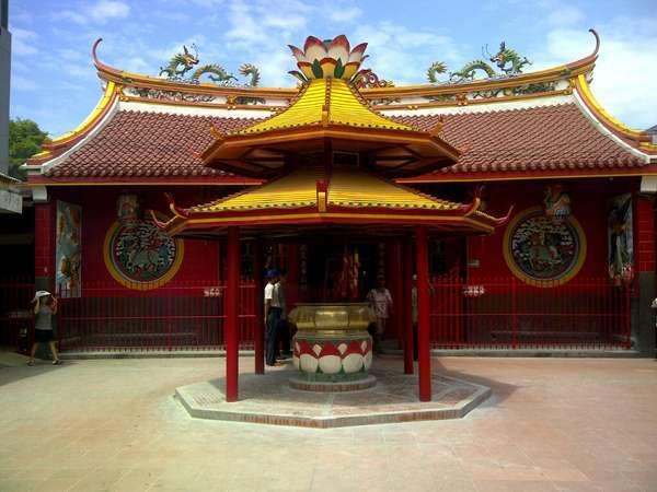 Jakarta punya wisata sejarah yang seru, salah satunya Vihara Dharma Bhakti yang merupakan kuil tertua di Indonesia :)