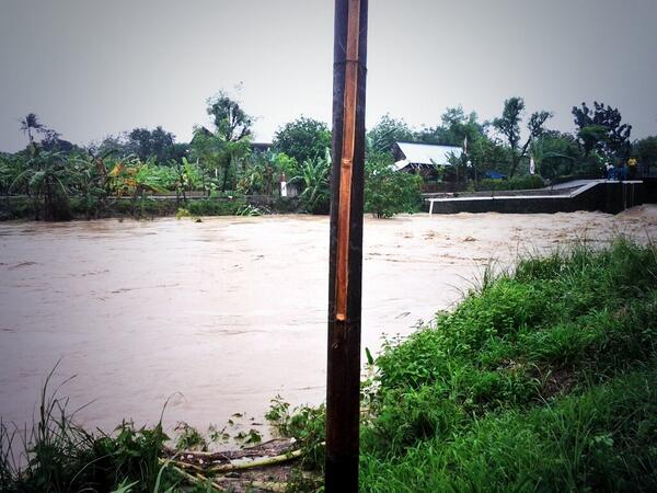 CityHype_SMG's tweet photo. RT @hadag_s: Siaga tanggul karang roto genuk. http://t.co/OVgXJMEugk