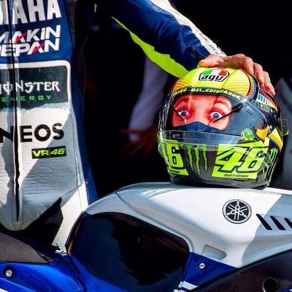 MarotoGP's tweet photo. Como mola el casco de @ValeYellow46 para la pretemporada! Foto vía @MotoGP http://t.co/wLRbBpJgP0