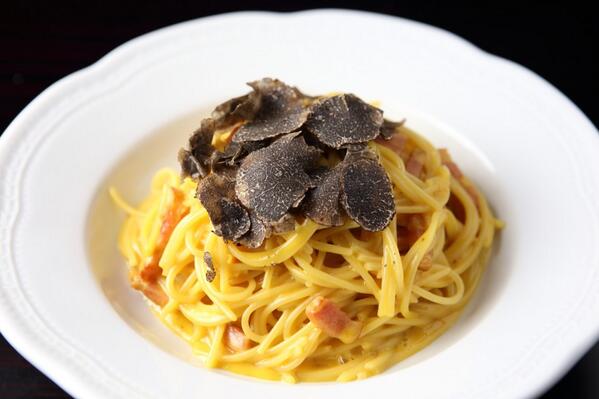 azzurri_urawa's tweet photo. 黒トリュフをかけたカルボナーラがお勧めです！1,880円 物凄くいい香り〜😍 http://t.co/NrmVUenHaV