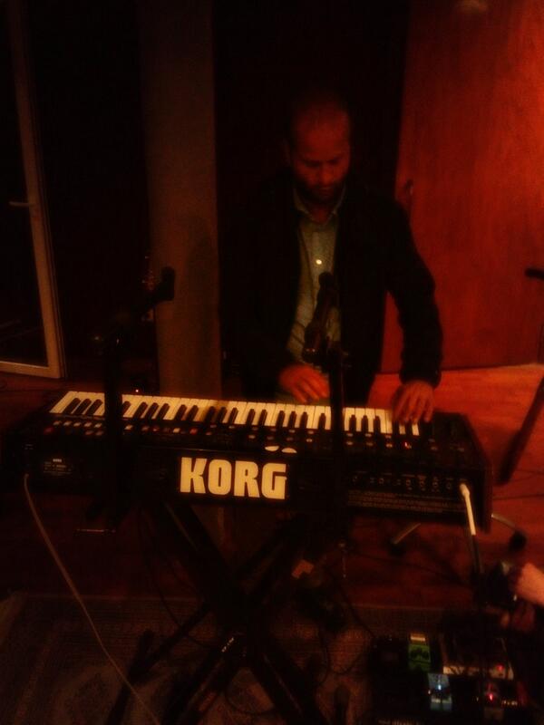 Gracias <a href="/jesusbaez9/">@jesusbaez</a> por prestarnos el 46 felicidades por Expo <a href="/artejesusbaez/">Arte de Jesús Báez</a> <a href="/fatmanstudiosmx/">Fatman Studios</a> #jbaez #music #korg